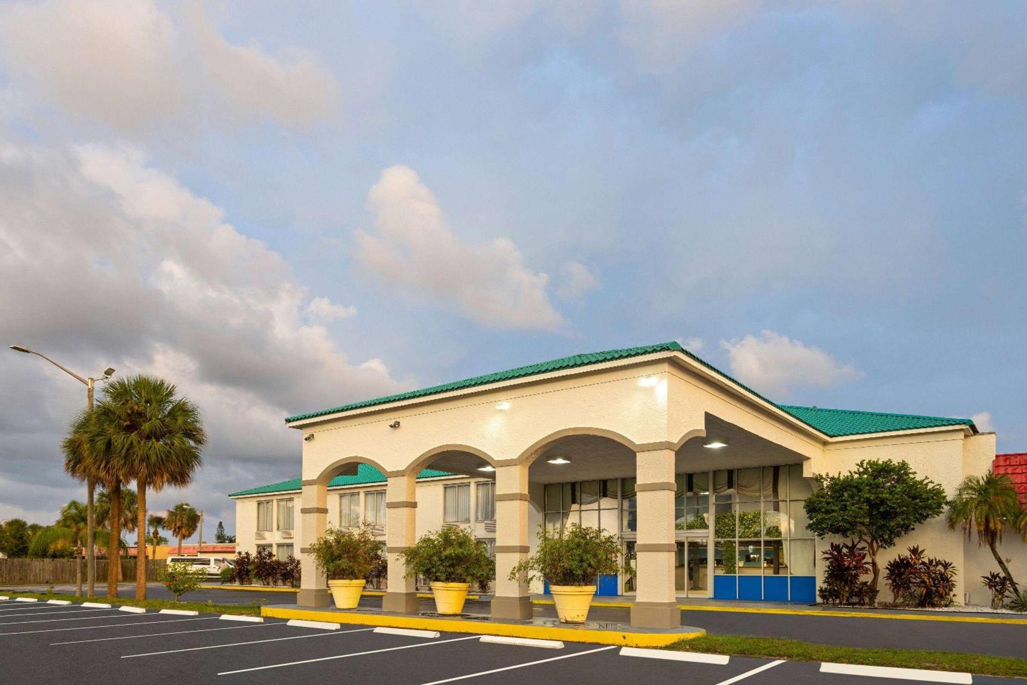 Days Inn By Wyndham Fort Pierce Midtown Εξωτερικό φωτογραφία