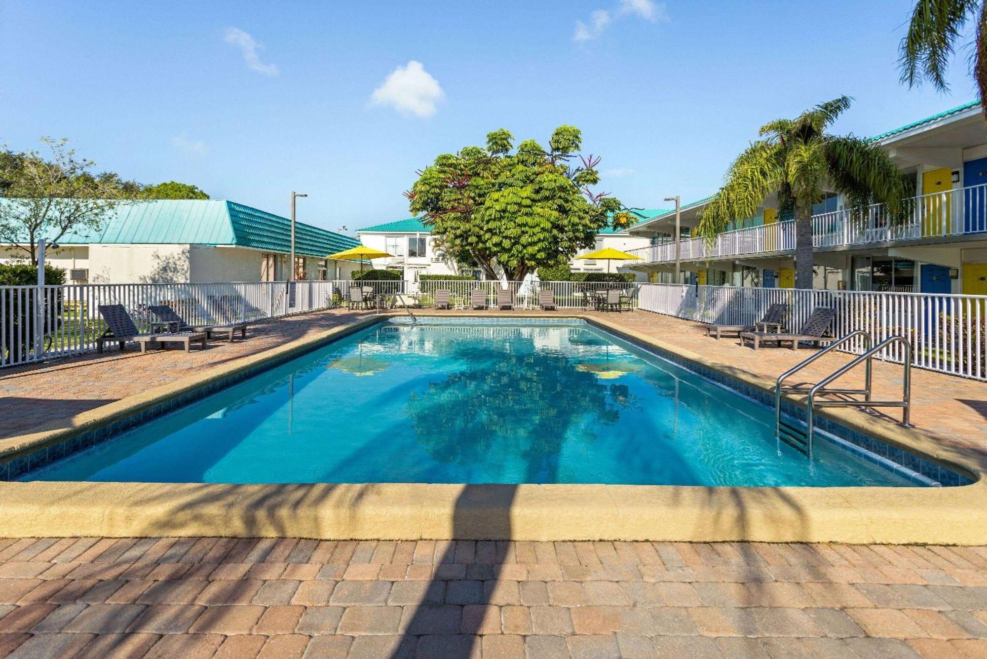 Days Inn By Wyndham Fort Pierce Midtown Εξωτερικό φωτογραφία